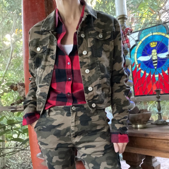 I&M Premium jeans, camo jacket with side stripes in navy and red. Size Medium - Picture 6 of 14